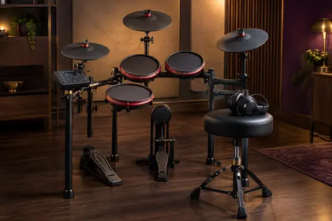 Batterie électronique Alesis Turbo Max rouge avec pads maillés, cymbales, module, rack et tabouret dans un studio