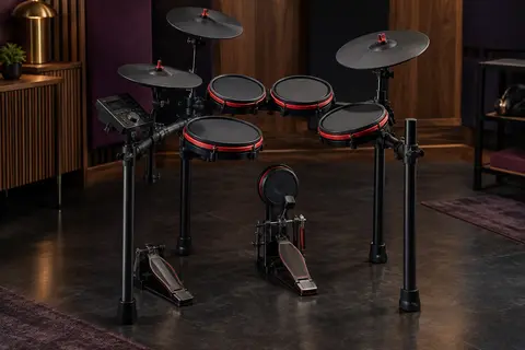 Batterie électronique Alesis rouge avec pads en maille, cymbales et rack en aluminium dans un studio