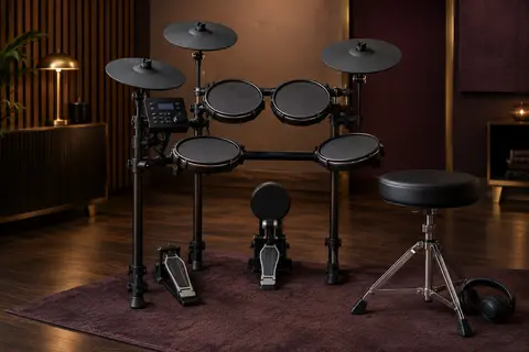 Batterie électronique Donner noire avec quatre pads maillés, trois cymbales et support réglable en studio