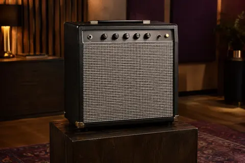 Ampli combo Fender Frontman 10G compact, boîtier sombre et grille argentée, posé dans un studio de répétition sobre.