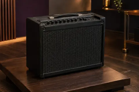 Ampli combo Fender Mustang LT25 noir posé dans un studio de répétition au décor sobre et chaleureux