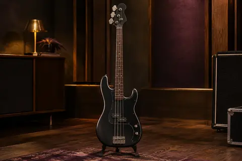 Basse électrique noire quatre cordes de style Precision, avec touche en laurier et finition mate.