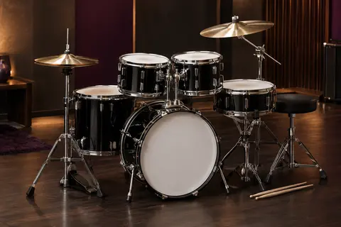 Batterie acoustique cinq pièces noire et blanche avec siège réglable, baguettes et cymbales